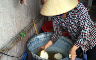 Dùng bột ăn mòn da tay để tẩy trắng dừa tươi ở Sài Gòn