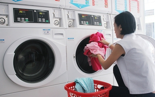 Cửa hàng giặt sấy tự phục vụ nở rộ ở Sài Gòn