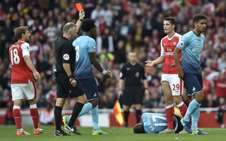 Wenger bênh vực “vua thẻ đỏ”