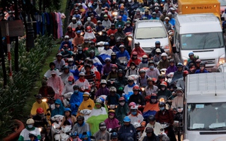 Dân Sài Gòn lại "chết đứng" trong mưa