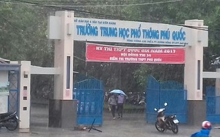 Hàng trăm TS ở đảo Phú Quốc đội mưa đi thi