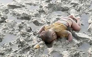 Bé trai tị nạn 16 tháng tuổi chết úp mặt xuống bùn