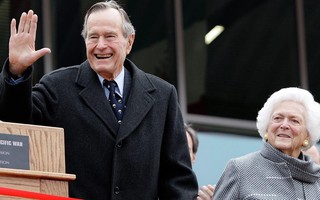 Cả vợ chồng ông Bush "cha" cùng nhập viện