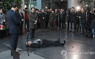 Ông lão tự đâm vào bụng trước mặt thị trưởng Seoul