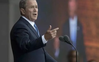 Ông Bush bất ngờ nói về chính sách nhập cư của TT Trump