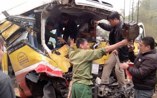 Xe buýt tông trực diện xe tải, 1 người chết, 8 người bị thương