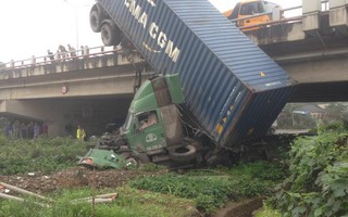Tai nạn trên cầu Thanh Trì, xe container "cắm đầu" xuống đất