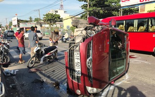 Ô tô văng vào xe máy, một thanh niên tử nạn, kẹt xe kéo dài