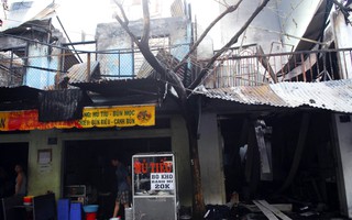 Hai căn nhà ở quận Tân Phú cháy rụi lúc rạng sáng