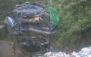 2 người trong xe tải lao vào vách núi tử vong, người nhảy ra bị thương