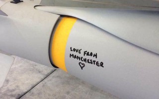 Anh trút bom "tình yêu từ Manchester" để trả đũa IS