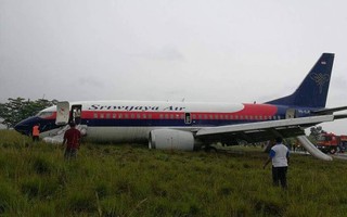 Máy bay chở 150 người trượt khỏi đường băng