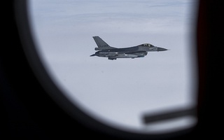 NATO nói lại vụ chiến đấu cơ bị tiêm kích Nga "xua đuổi"
