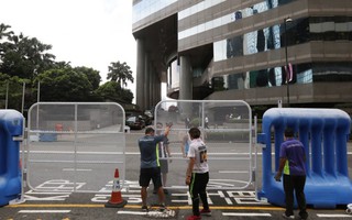 Hồng Kông dựng 300 rào chắn bảo vệ Chủ tịch Trung Quốc