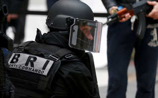 Pháp: Trùm đầu xả súng vào tín đồ Hồi giáo