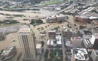 Mỹ xả đập cứu lũ cho Houston