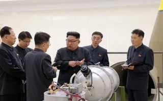 Giải mã bức ảnh ông Kim Jong-un kiểm tra đầu đạn hạt nhân