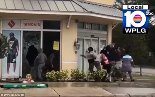 Mỹ: Lấy cắp súng trong bão Irma, đụng trúng SWAT
