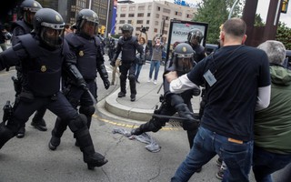 Hơn 840 người bị thương, Catalonia "có quyền độc lập"