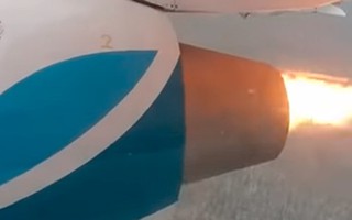Nga: Máy bay hạ cánh khẩn vì động cơ cháy ngùn ngụt