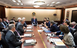 Tổng thống Donald Trump họp với các tướng ở “phòng chiến tranh”