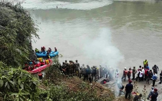 Xe buýt lao xuống sông, 31 người chết
