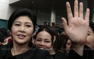 Bà Yingluck bị thu hồi hộ chiếu