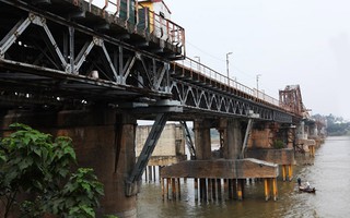 Phát hiện bom dài 2,5 m dưới gầm cầu Long Biên