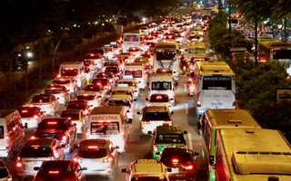 Kẹt xe dữ dội trên đường Phạm Văn Đồng tối cuối tuần