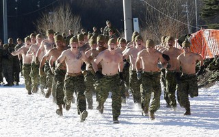 Lính Mỹ - Hàn cởi trần tập trận trong tuyết lạnh