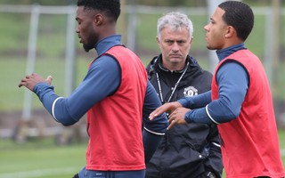 Mất chỗ ở M.U, Depay vẫn "ca" Mourinho