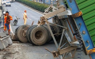 Container lật trên cầu vượt Bình Phước