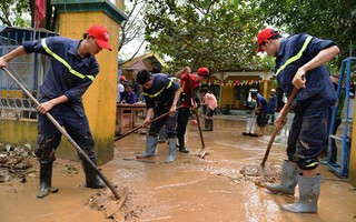 Xin bớt quay phim, chụp ảnh khi đi cứu trợ!