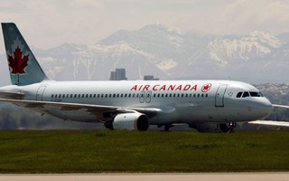 Máy bay Air Canada suýt hạ cánh trúng 4 máy bay