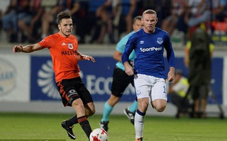 Sút bóng hụt, Rooney té sấp mặt ở Europa League