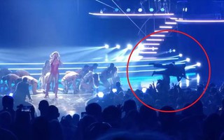 Britney Spears kinh hoàng khi "fan cuồng" lao lên sân khấu