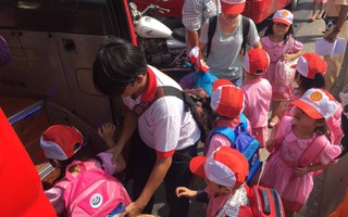 Xe khách chở trẻ mầm non gặp nạn trên xa lộ Hà Nội