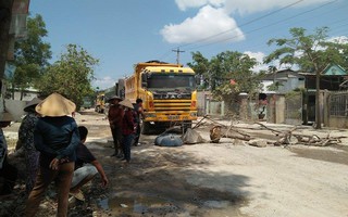 Vụ dân mang đá chặn xe tải: Kêu gọi doanh nghiệp đóng góp làm đường