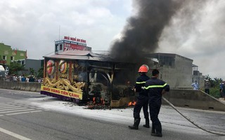 Xe tang bất ngờ bốc cháy ngùn ngụt trên quốc lộ 1A