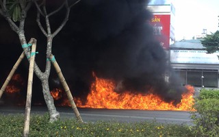 Xe máy cháy ngùn ngụt trên đường đẹp nhất TP HCM