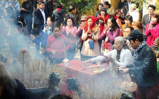Cán bộ Bộ Công Thương đi lễ chùa bị hạ bậc lương