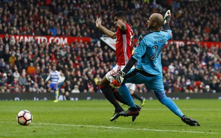 Sân Old Trafford bật cười khi thủ môn biếu bàn thắng cho M.U