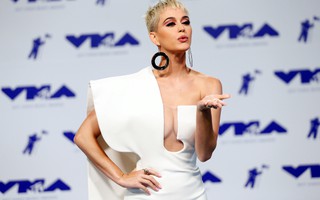 Mốt khoe ngực được chuộng tại MTV VMA 2017