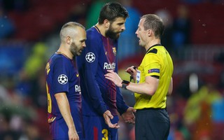 [Clip] - Trung vệ Barca nhận thẻ đỏ vì ghi bàn bằng tay