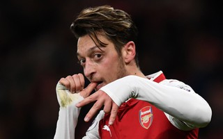 Arsenal với hy vọng mong manh giữ chân Ozil