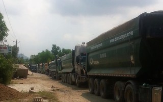 Clip: Dân mang đá chặn xe tải băm nát đường ở BR-VT