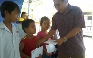 Báo Người Lao Động tặng 800 phần quà cho HS nghèo ĐBSCL