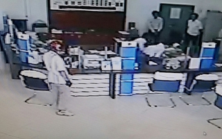 VIDEO: Kẻ cướp chĩa súng khống chế nhân viên ngân hàng ở Vĩnh Long
