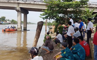 Sà lan chìm từ từ nhưng không thấy ai thoát ra