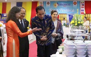 Tổng thư ký ASEAN giới thiệu phở Việt Nam với Tổng thống Indonesia